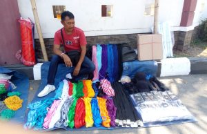 Pedagang Atribut PKKMB Mulai Ramaikan Area Kampus