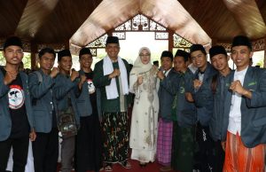 Hari Santri Nasional 2019: Sarungan Ciri Khas Islam Nusantara