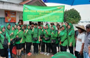 Peduli Korban Banjir, Persit Yonif PR 305 Berikan Bantuan