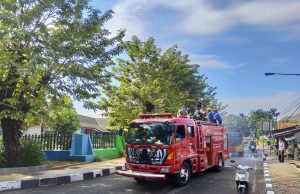 Indonesia Bersatu Melawan Covid-19, Mapolres Purwakarta Semprotkan Disinfektan