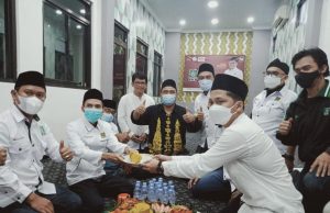 Jokowi Sahkan Perpres Pesantren, PKB Karawang Potong Tumpeng