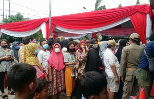 Emak-emak di Karawang Rela Berdesakan Demi Minyak Goreng Murah