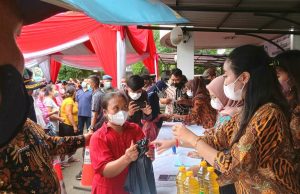 Tekan Harga Minyak Goreng, Pemkab Karawang Gelar Operasi Pasar