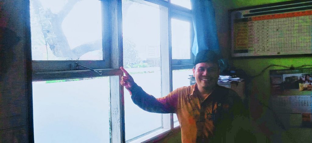 Kepala KUA Telukjambe Timur menunjukan jendela yang di bobol maling (Foto: Istimewa)