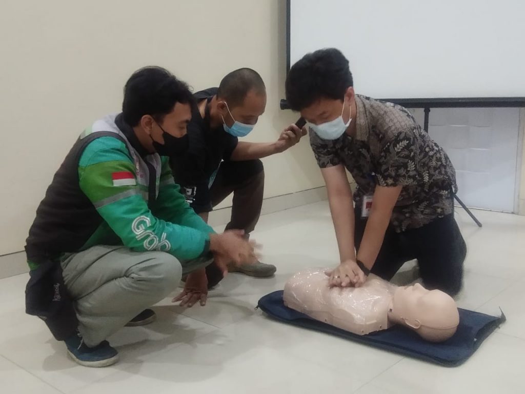 Tim Siloam Hospital Sentosa Bekasi saat mempraktekan Penanganan Pertolongan Pertama pada Lakalantas kepada Ojol 