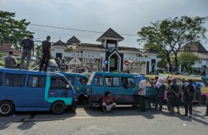 Imbas Kenaikan BBM, Bisnis Angkot di Karawang Makin Terpuruk Bbm Angkot karawang