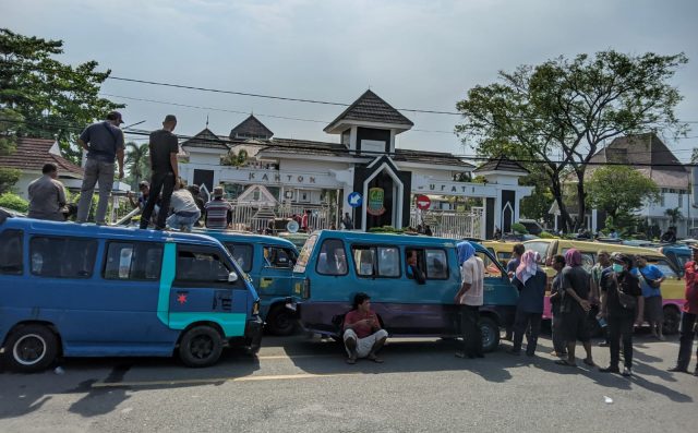 IMG-20220906-WA0039 Bbm Angkot karawang