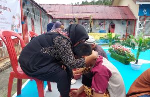 Harunya Warga Binaan Lapas Suliki saat Basuh Kaki di Hari Ibu Lapas Suliki hari ibu