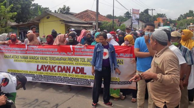 Aksi-Blokade-Jalan-Badami-Loji-Dilakukan-Warga-Citaman-Akibat-Ganti-Rugi-Proyek-Tol-Japek-II-Terlalu-Murah-1024x575 ganti rugi japek selatan