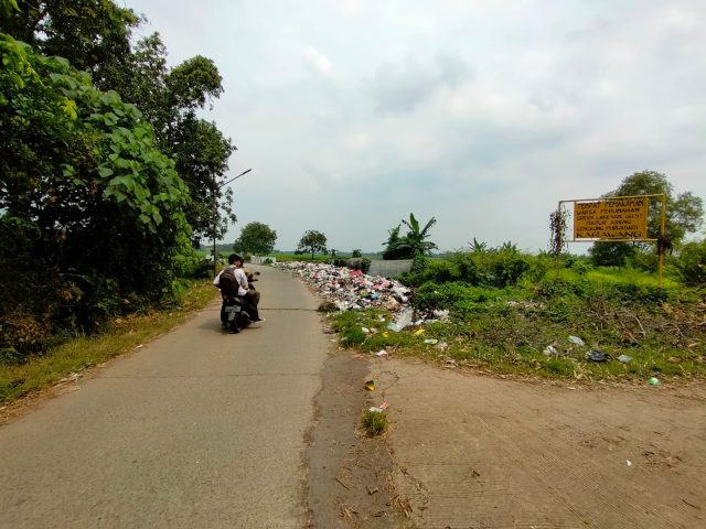 Jembatan sampah di karawang