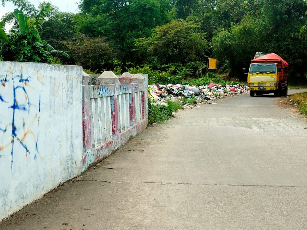 Jembatan sampah di karawang