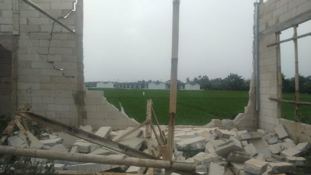 Angin kencang di karawang