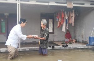 Santri Dukung Ganjar Salurkan Bantuan untuk Korban Banjir di Karawang Santri dukung ganjar karawang