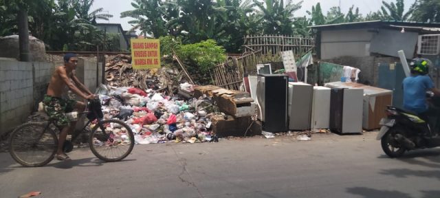 IMG-20230307-WA0019 Sampah di karawang meluber ke jalan