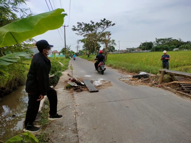 Warga swadaya perbaiki jalan purwasari