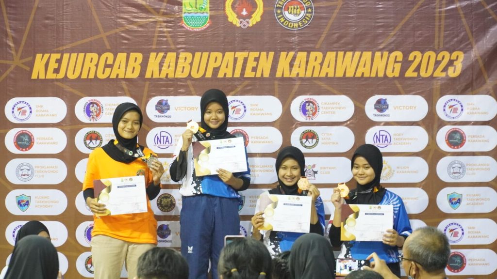 Siswi taekwondo karawang