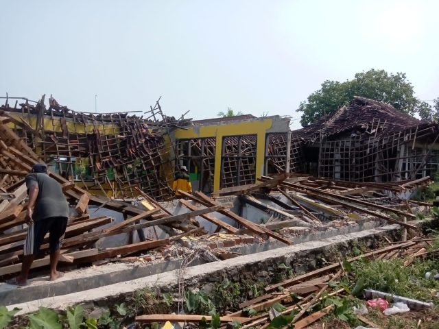 Sdn di karawang ambruk