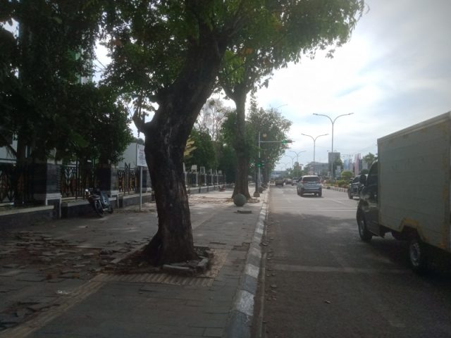 IMG-20230710-WA0027 Jalur pedestrian karawang rusak