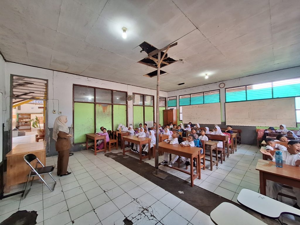 Ruang kelas sdn karangpawitan karawang