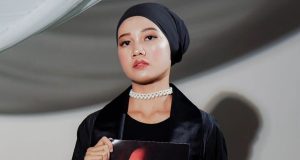 Model karawang di runway paris