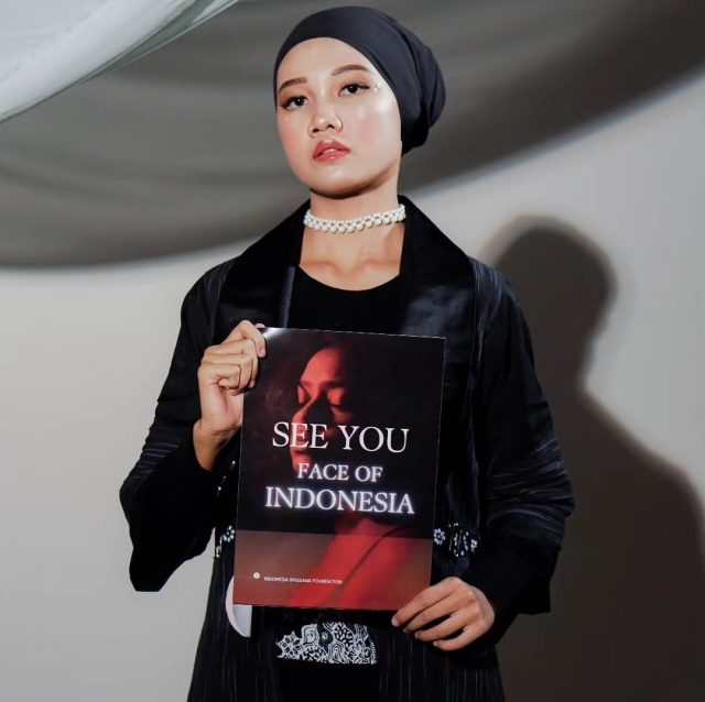 Model karawang di runway paris