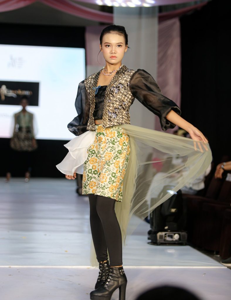 Model karawang di runway paris