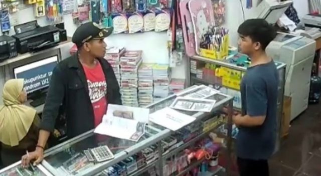 Ormas di bekasi palak penjaga toko