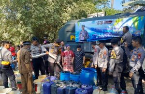 Kekeringan 2 Bulan Lebih, Polisi Salurkan Air Bersih ke Warga Ciampel Karawang Air bersih warga karawang