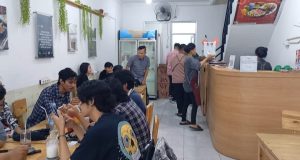 Cafe Loco X Rusbeef Grill House yang terletak persis di depan Kampus Unsika ramai dikunjungi pelanggan.