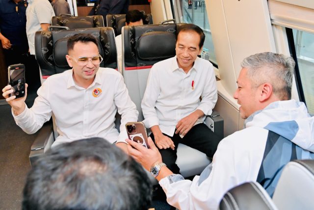 Jokowi naik kereta cepat
