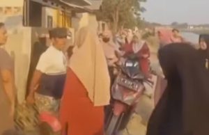Aksi Emak-emak di Karawang Gerebek Warung Remang-remang, Bikin Wanita Penghibur Ngacir ke Sawah Emak-emak karawang gerebek warung remang-remang