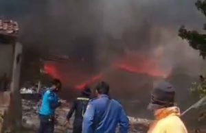 TPA Jalupang Karawang Terbakar Hebat, Diduga Dipicu Terik Matahari Tpa jalupang terbakar hebat