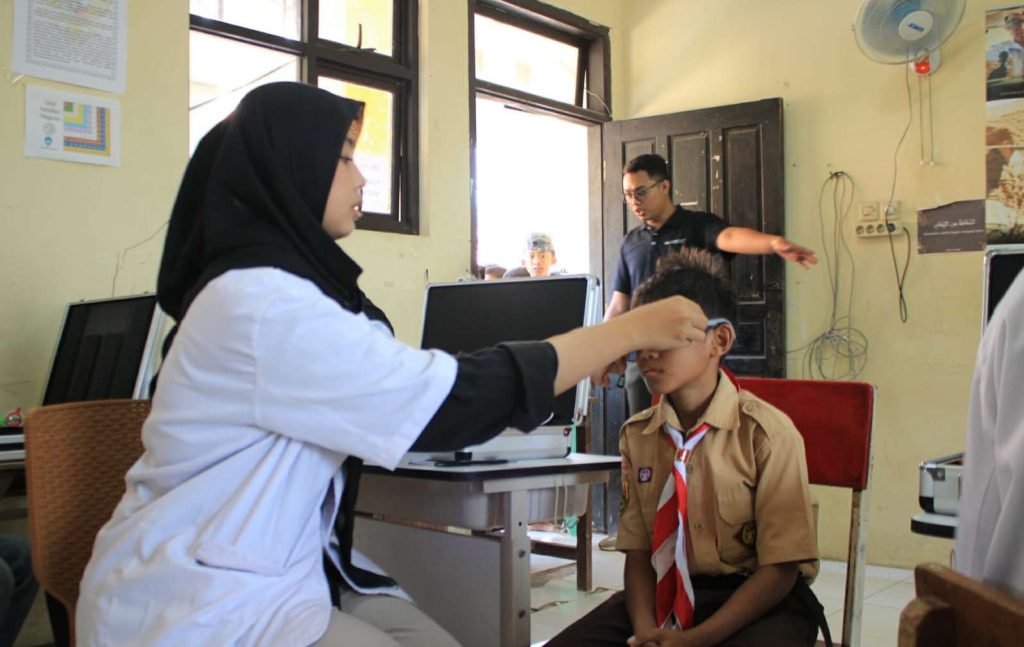 Siswa sd di bekasi dapat kacamata gratis