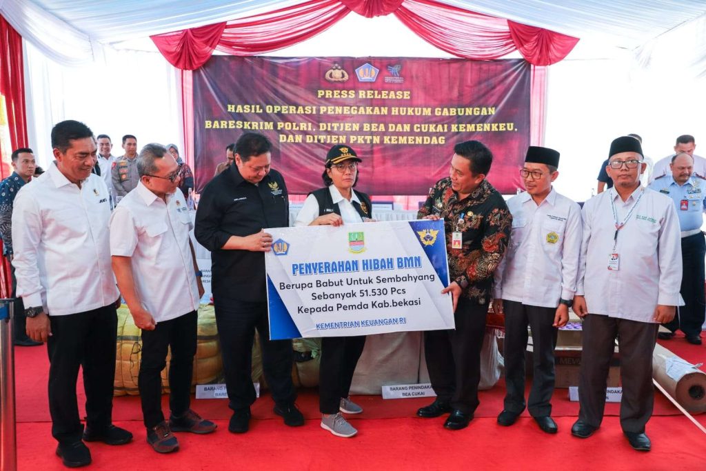 Pemkab bekasi dapat hibah sajadah