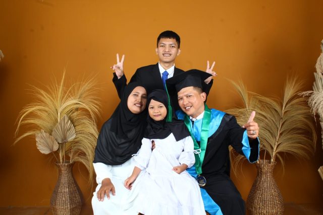 Office boy meraih sarjana ubp karawang