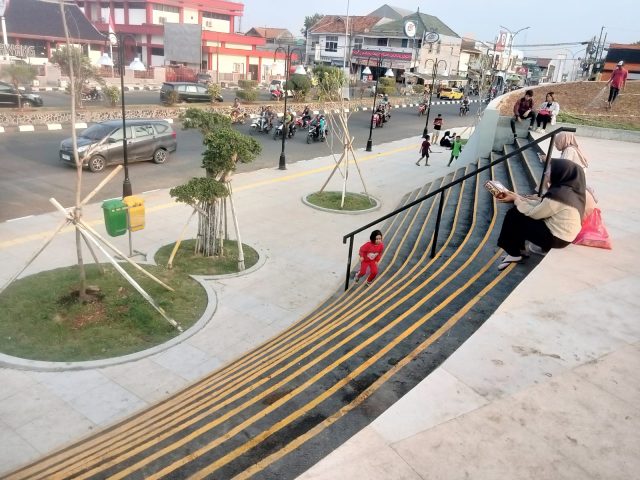 Alun-alun karawang panen keluhan