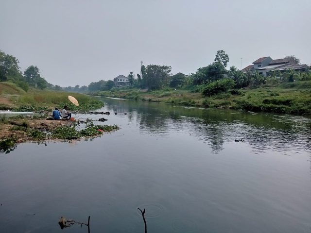 Sungai Citarum karawang kembali menghitam