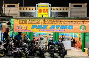 Cicipin Bakso Atmo, Warung Bakso Legendaris di Karawang Sejak 1973, Citarasa Khas Jadi Andalan Warung bakso atmo legendaris karawang