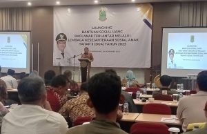 Bansos untuk anak terlantar di Karawang