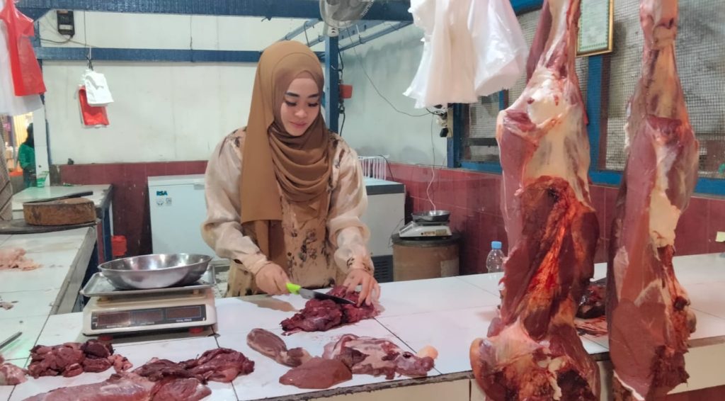 Pedagang sapi di karawang turun omzet