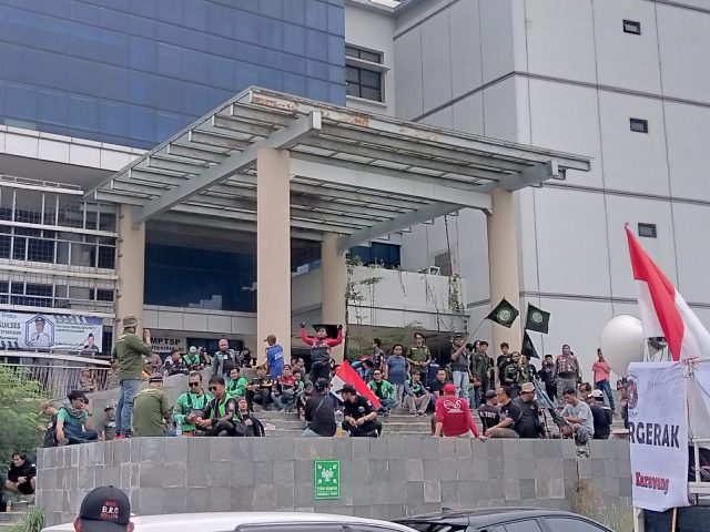 ojol geruduk pemda karawang