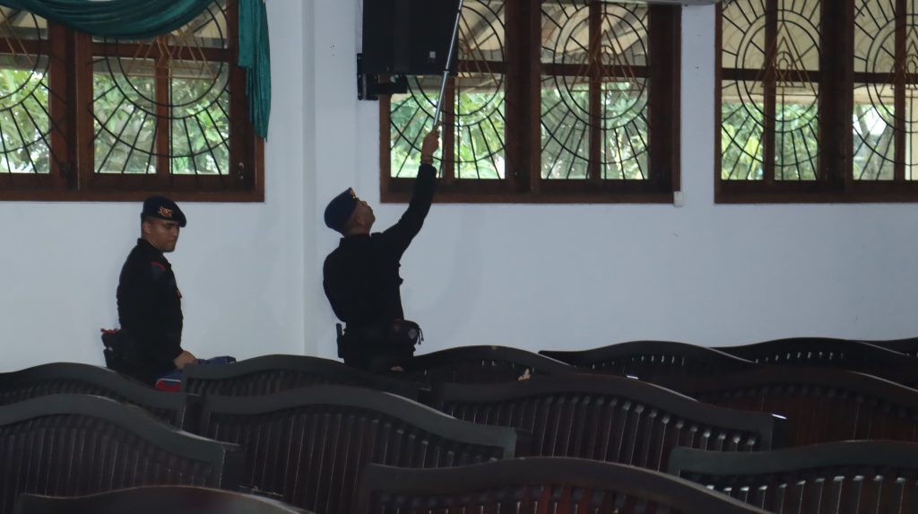 Tim jibom sterilisasi gereja di karawang