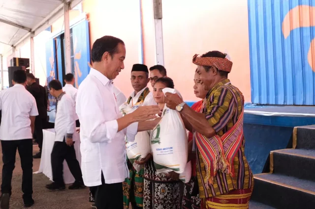 Jokowi bagi beras