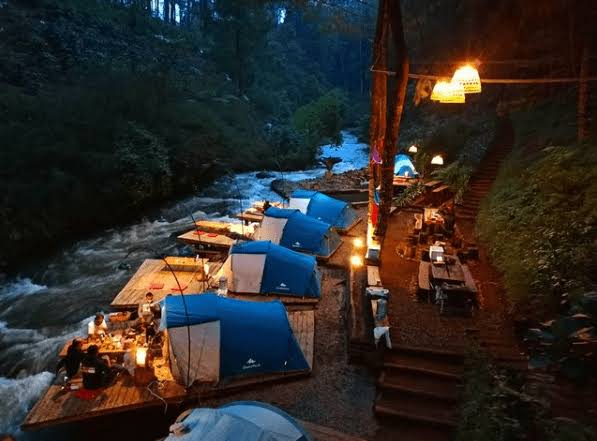 Camping di pinggir sungai
