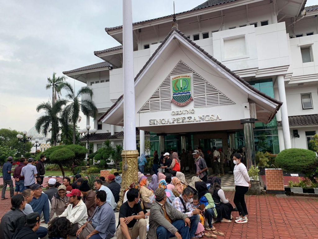 Pasar proklamasi karawang disegel