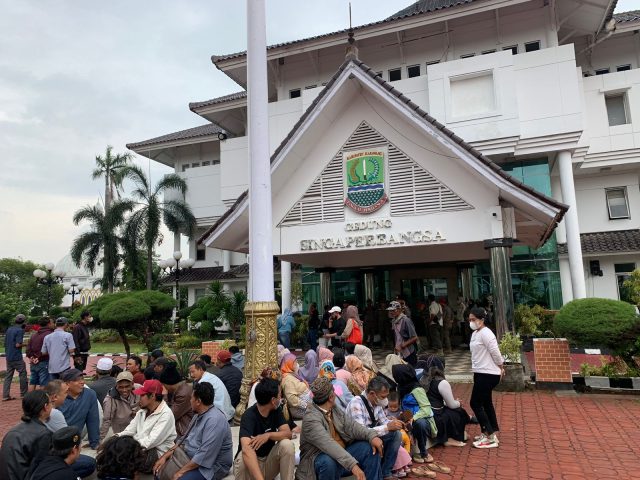 Pasar proklamasi karawang disegel