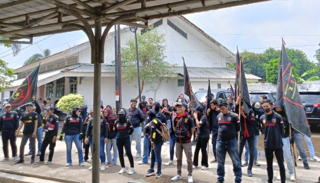 Phk buruh karawang demo