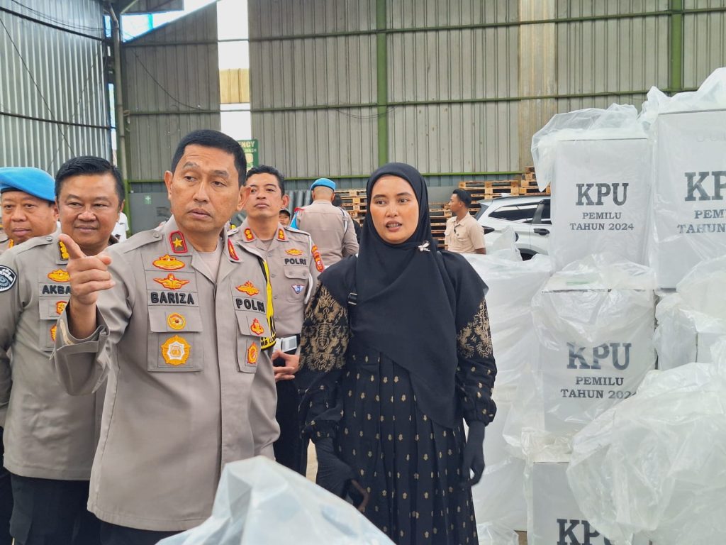 Polda jabar ke gudang kpu karawang