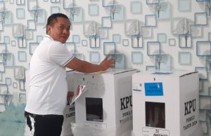 Nyoblos di TPS 31, Bupati Aep Minta Warga Karawang Wujudkan Pemilu Damai Bupati aep nyoblos di karawang