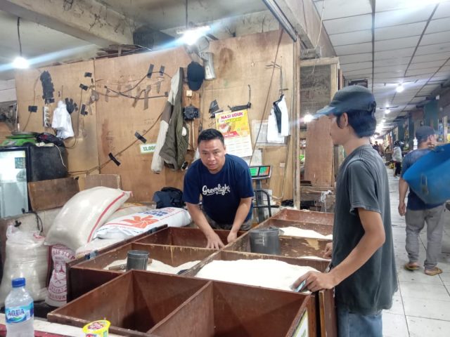 Emak-emak karawang harga beras